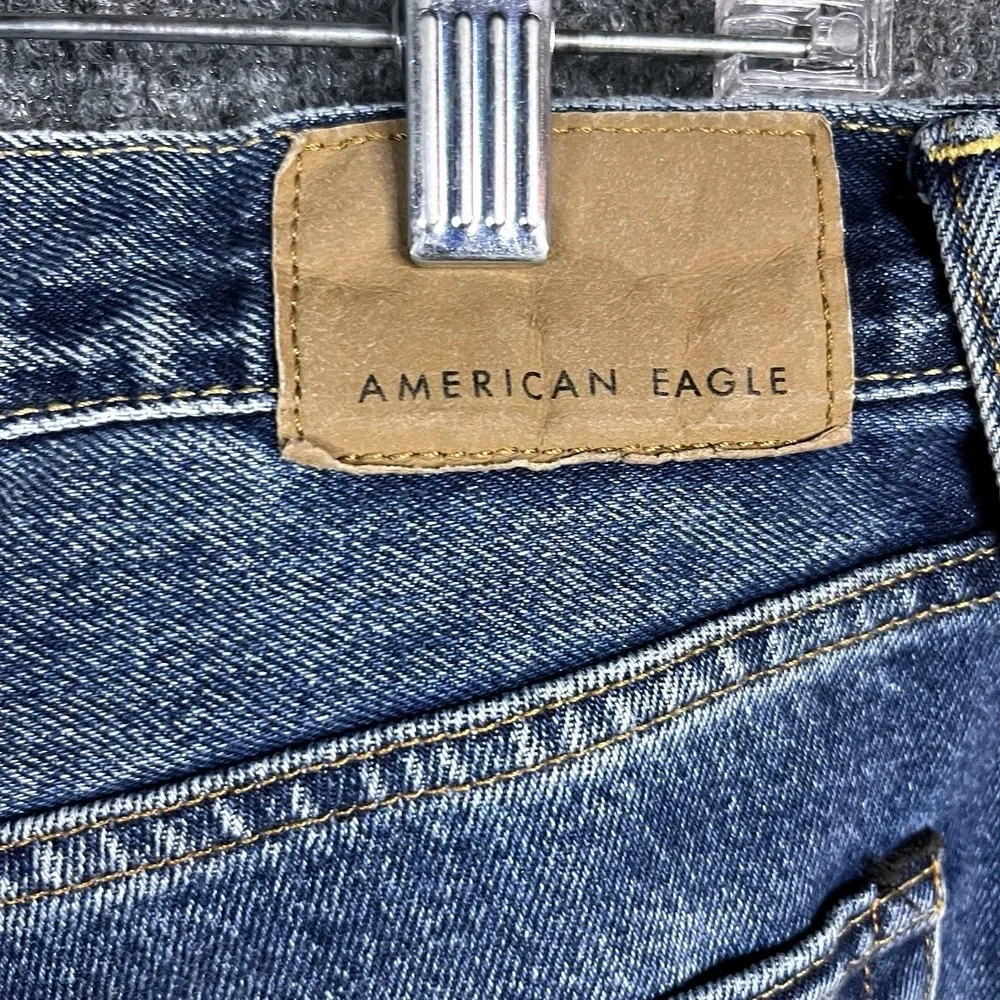 NWT American Eagle Outfitters Original Straight Leg Destroyed Medium Wash 32x32‎